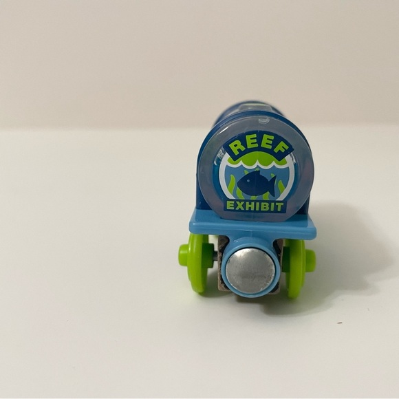 Thomas & Friends Wooden Sodor Aquarium Train Sting Ray Tanker - Picture 3 of 13